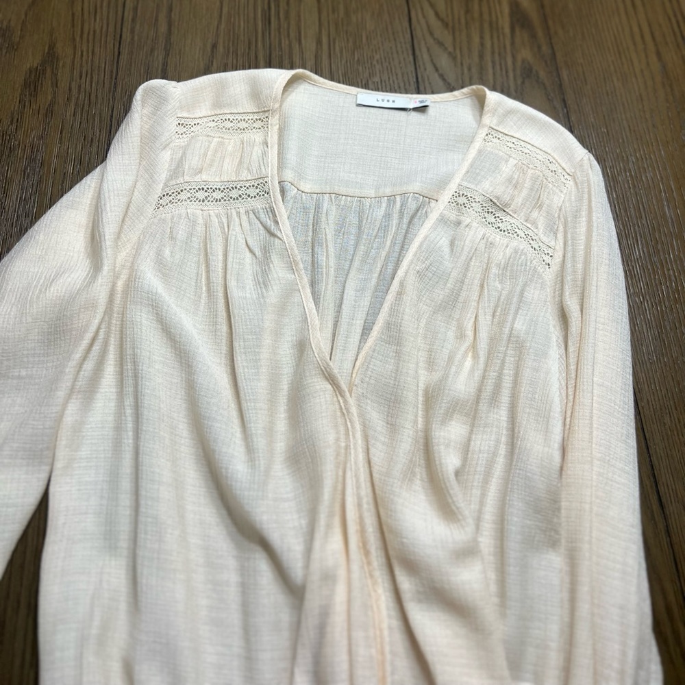 Beautiful Bohemian beige long-sleeve deep-cut cinched at the wrist top by Lush. - Picture 5 of 6